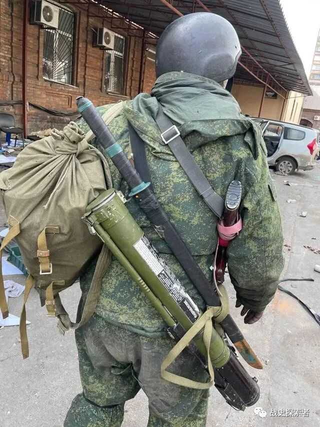 一名身背長劍及RPG-22火箭筒的俄軍動員兵，攝於烏克蘭某地