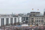 【抗議】柏林15萬人上街抗議選擇黨，「這是在分散人們對這個國家真正問題的注意力力」，選擇黨主席回應抗議
