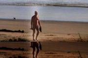 辣眼睛！紐西蘭海邊驚現80歲裸體老大爺！鄰居忍無可忍：已經報警了&#8230;&#8230;
