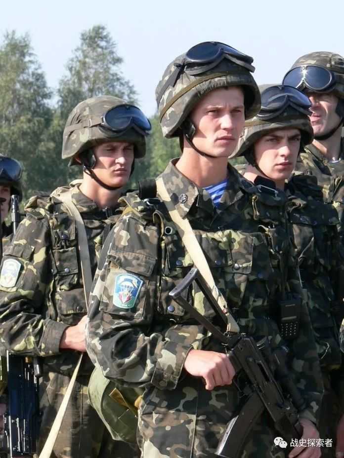 身著「橡葉」迷彩服的烏軍第79空中突擊旅士兵，攝於2008年的「哥薩克草原」演訓期間