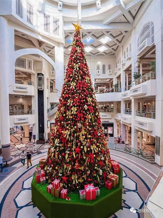 商場裡，巨大的聖誕樹（圖：Facebook）