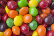 有毒！彩虹糖也不能吃了？！加州新提案：禁售含有害化學物質的糖果零食~