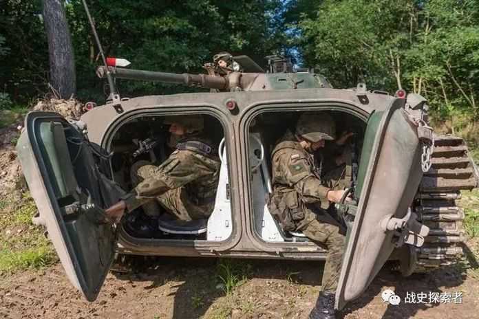 某次演習中，魚貫擠進BMP-1車艙的波軍士兵
