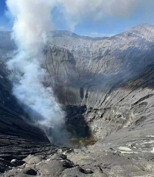 圖8 噴發後的火山
