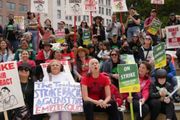灣區奧克蘭教師罷工：工資太低，負擔不起每月$2500的房租