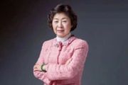 她靠「撿廢紙」，成中國第一位女首富